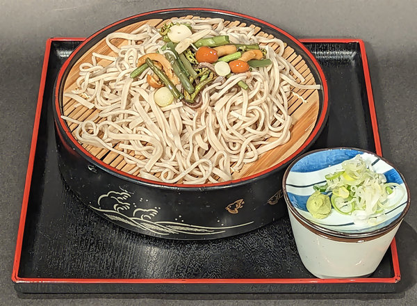 「山菜ざるそば・うどん」は、1,300円です。